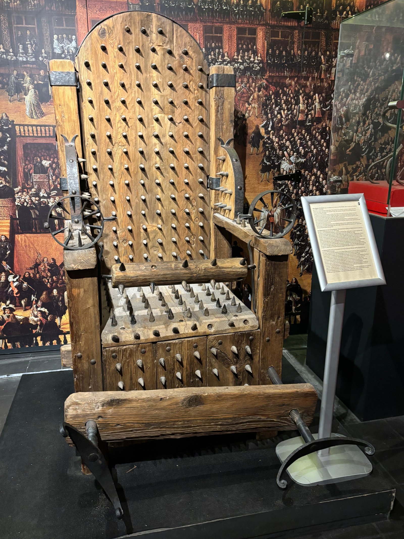 De folterstoel, een verschrikkelijk folterinstrument destijds. Handen, armen en benen werden vastgemaakt waarna tot 1500 pinnen het lichaam werden ingedrukt. Soms werd onderaan de stoel een vuur gemaakt zodat het slachtoffer heftig ging bewegen door de verbranding. Het diende om mensen spontaan te laten bekennen. Ook zaken waar ze geen weet van hadden. Een soort van Zaanse Verhoormethode, zeg maar.