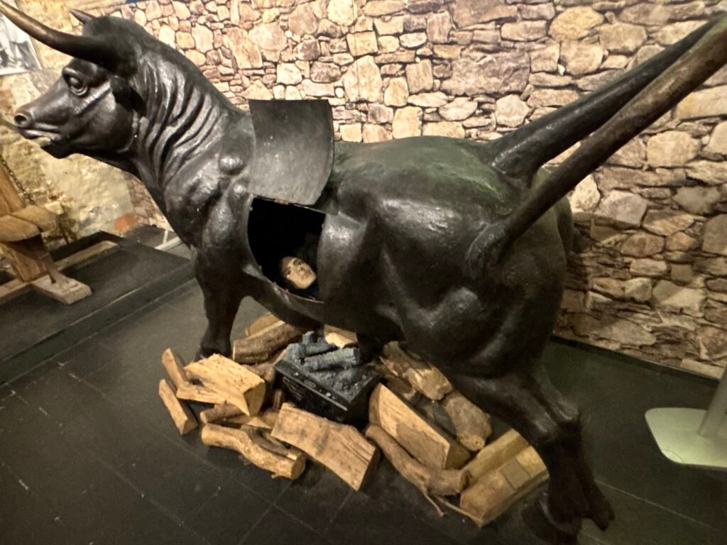 Nadat een persoon in de stier werd opgesloten, werd deze onderaan verhit door een vuur. Al snel werd het zodanig heet daarbinnen, dat het slachtoffer langzaam gekookt werd. Via de open mond van de stier, kwam genoeg zuurstof naar binnen om het slachtoffer niet te laten stikken en kwamen de pijnlijke gekwelde kreten naar buiten als het gebrul van de stier. 