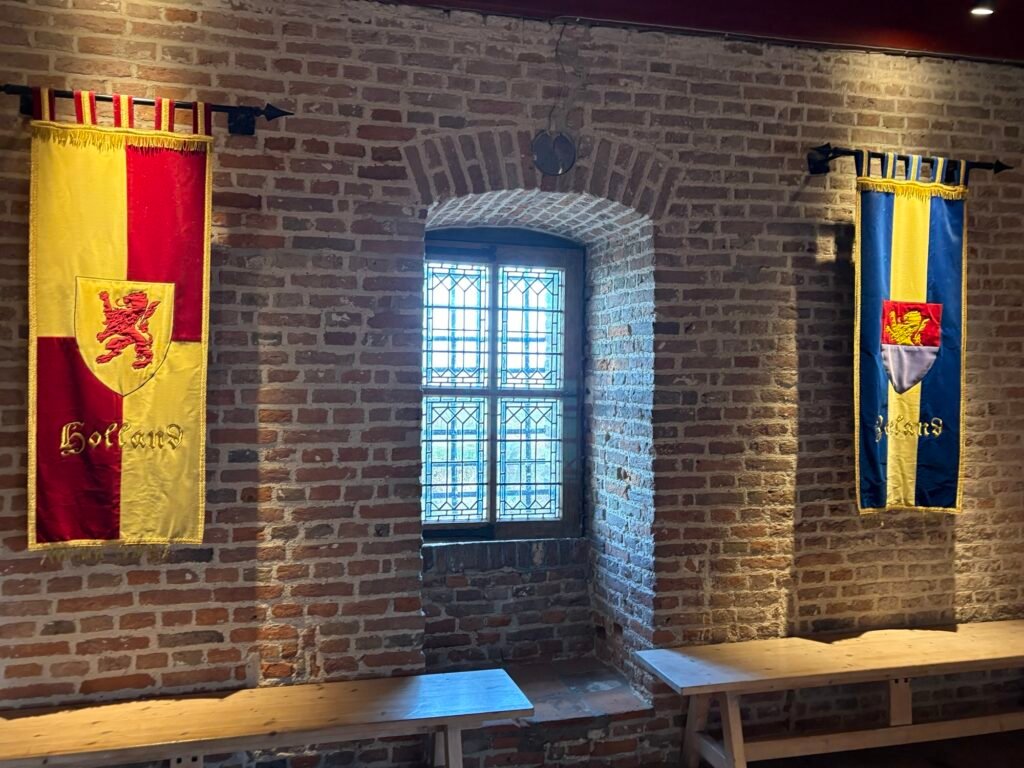 De wandtapijten met wapen in de wapenkamer